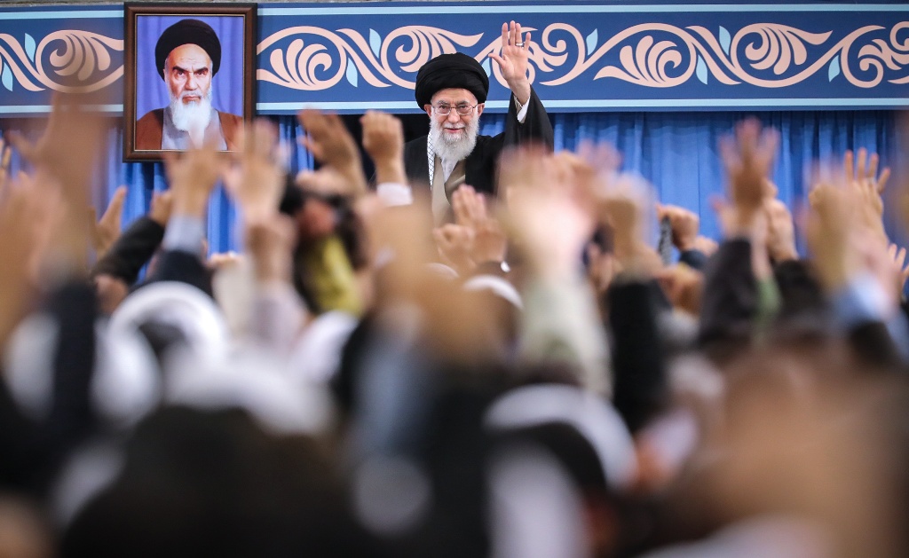 پیام رهبر انقلاب به انجمن اسلامی دانشجویان اروپا: کشور را از  بیگانگان کاملا بی نیاز کنید