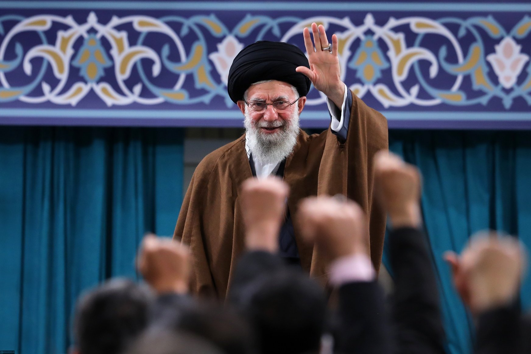 رهبر معظم انقلاب: سایه‌ی مبارک استاد متعهد و متدین و مجاهد؛ بزرگترین نعمت‌های الهی