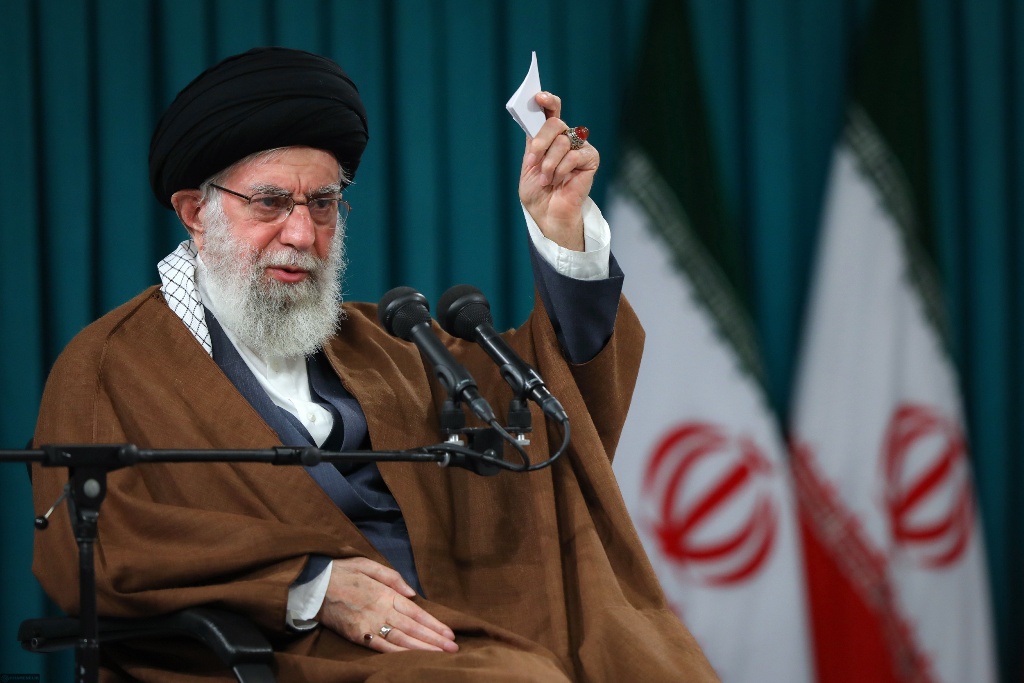 رهبر معظم انقلاب خطاب به مسئولان: «برای نمایش کار نکنید»