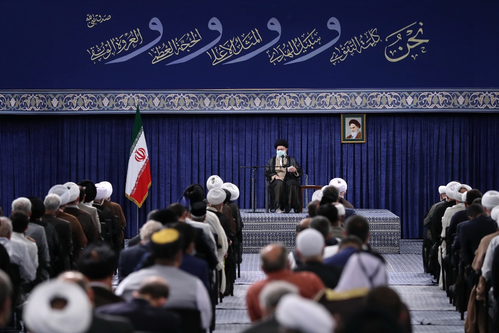 رهبر انقلاب اسلامی: پرچم جمهوری اسلامی همان پرچم انبیاء و ائمه است