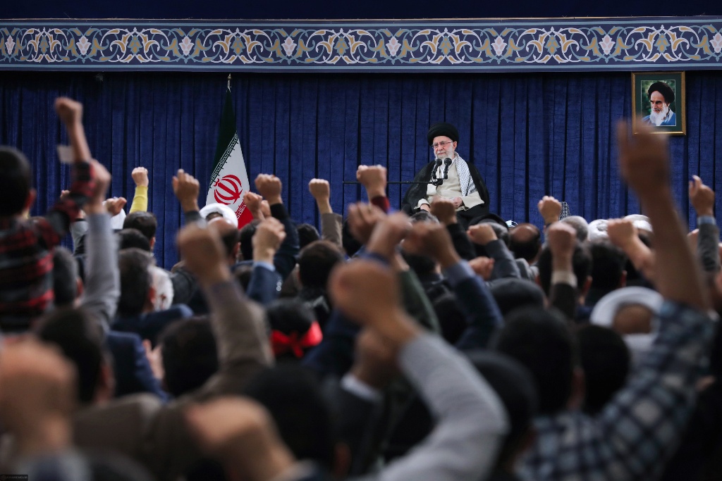 رهبر انقلاب: امیدسوزی، شاخص ایران ستیزی