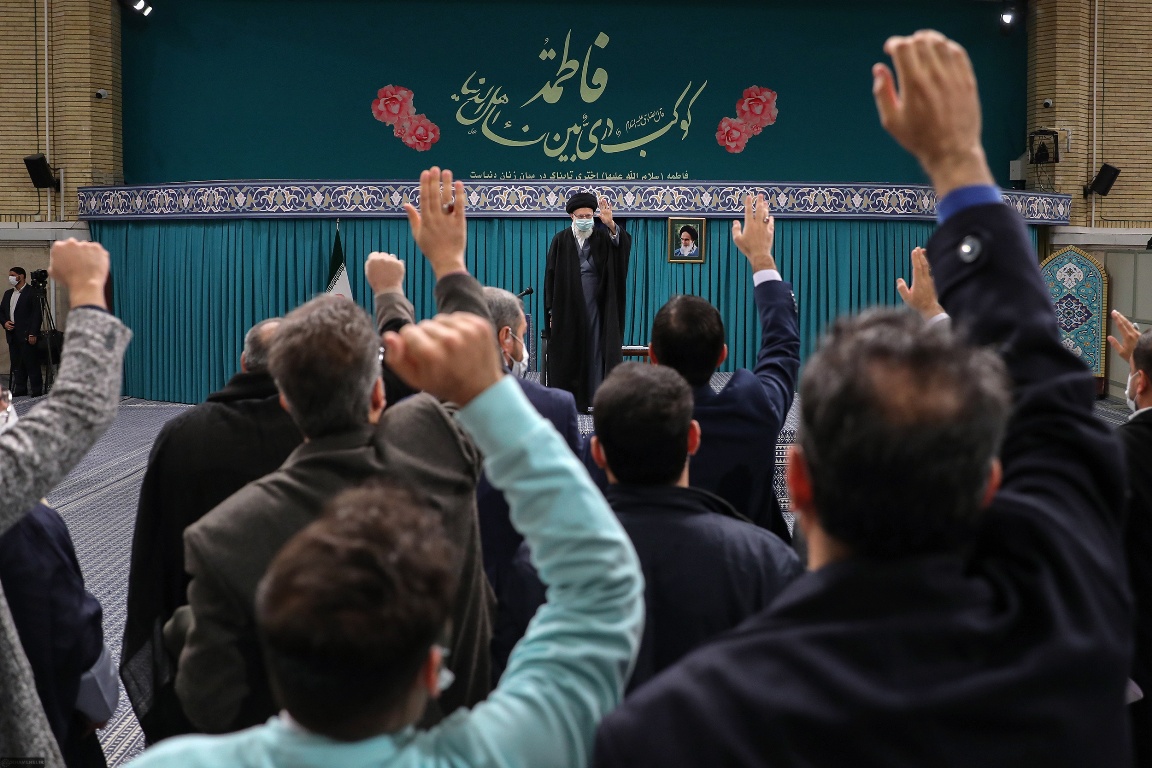 رهبر انقلاب: باید قوی شویم تا دشمن مایوس شود