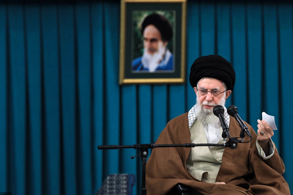 رهبر انقلاب: آیا مسیر کنونی آموزش و پرورش به سمت دانشگاه ضروری است؟