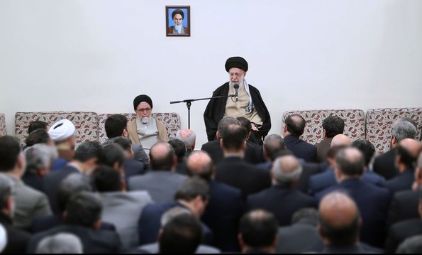 تنها راه حل مشکلات، پایبندی به مبانی انقلاب است